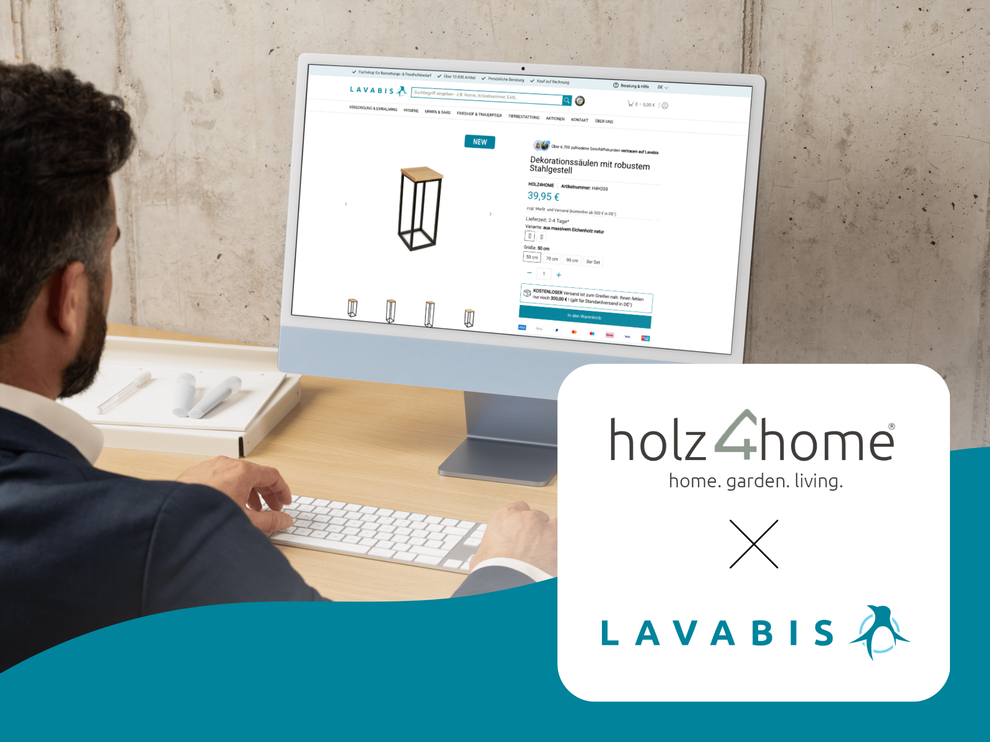 Mann betrachtet einen Dekoständer im LAVABIS-Onlineshop am Monitor neben dem holz4home-Logo