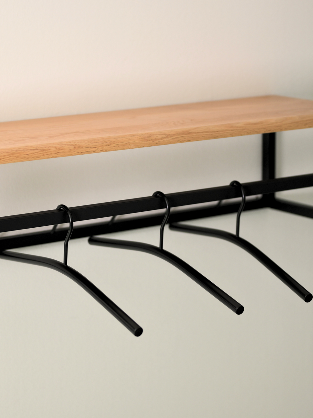Wandgarderobe mit Ablage aus Eiche und Metall - mit Baumkante
