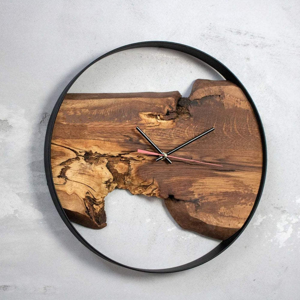 Wanduhr Artwork aus massiver Eiche