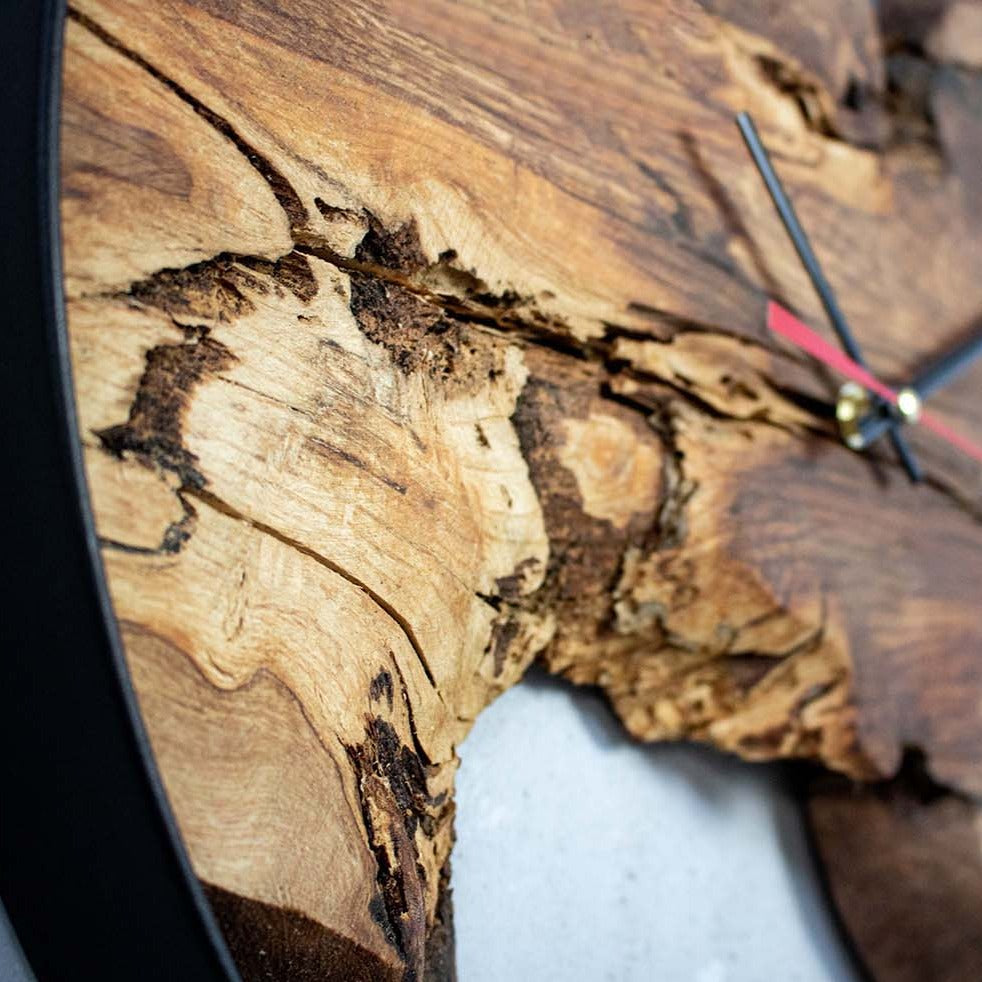 Wanduhr Artwork aus massiver Eiche