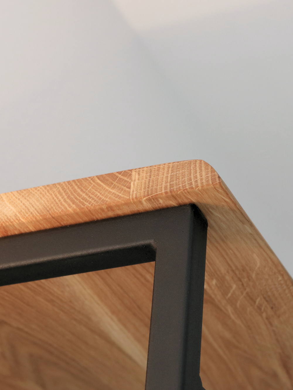 Wandgarderobe mit Ablage aus Eiche und Metall - mit Baumkante