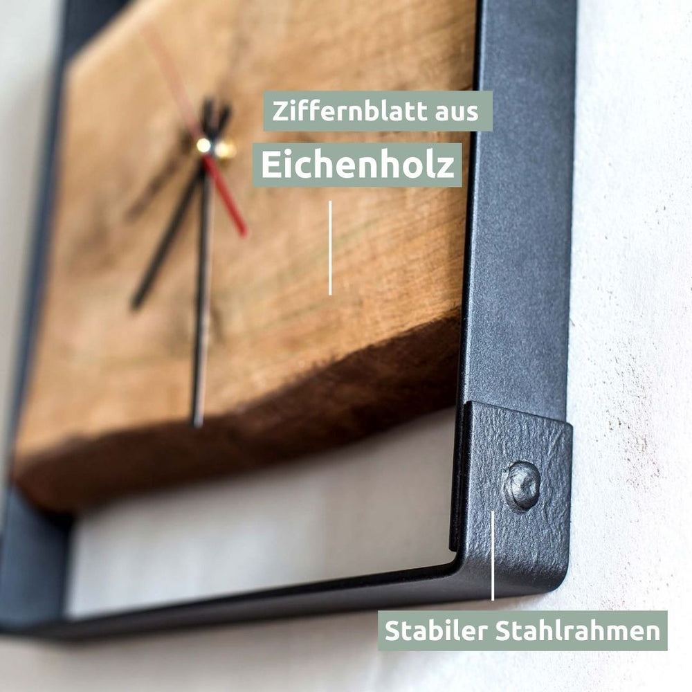 Quadratische Wanduhr aus Eiche mit Nuten