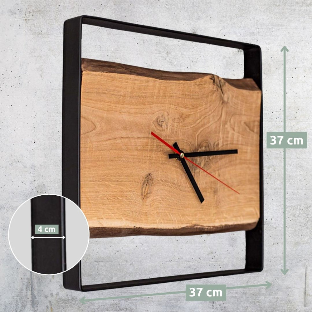 Quadratische Wanduhr aus Eiche mit Nuten