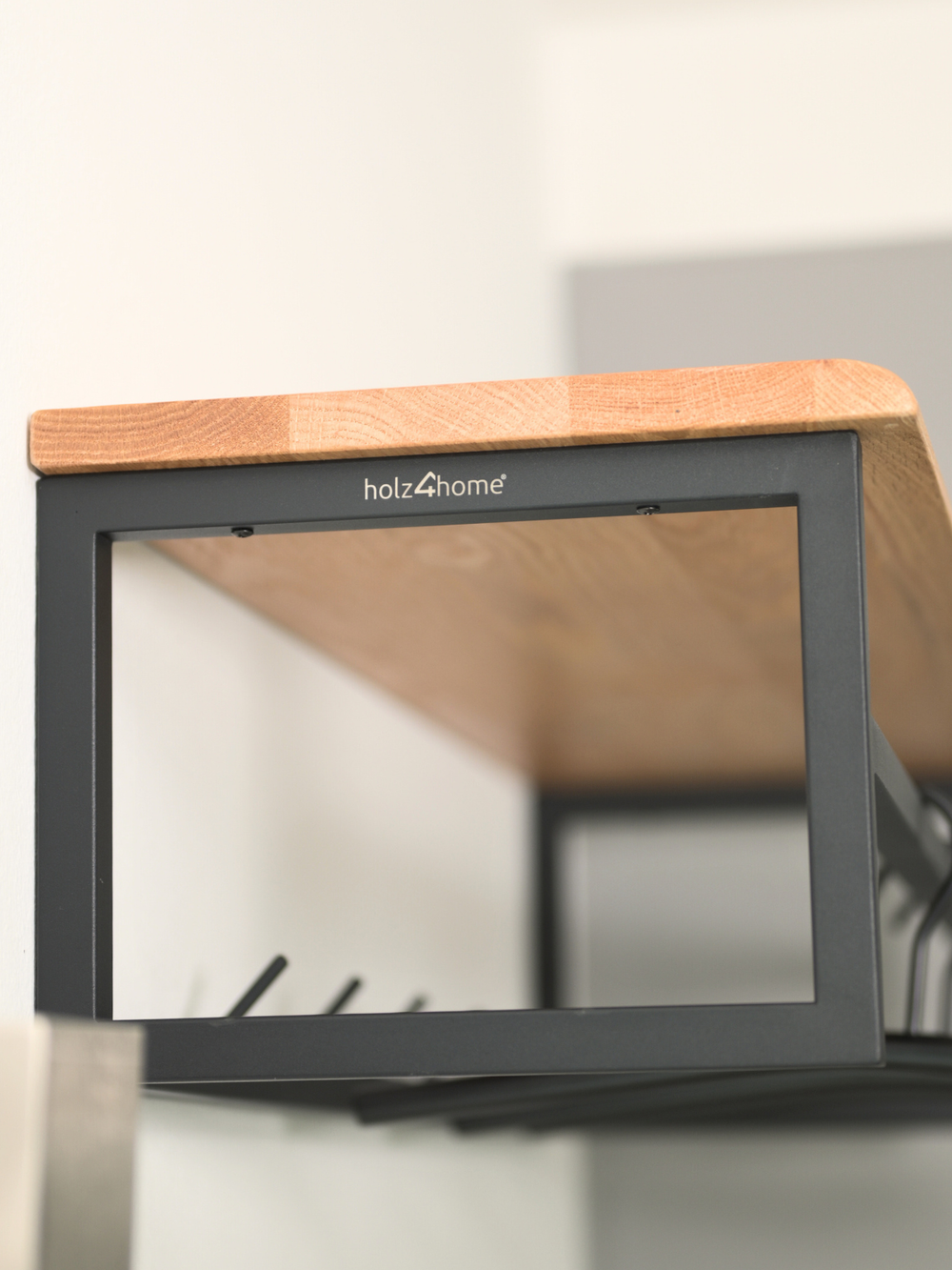 Wandgarderobe mit Ablage aus Eiche und Metall - mit Baumkante