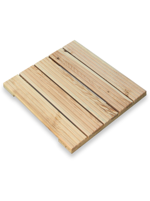 Terrassenfliese aus Kiefernholz mit geriffelter Oberfläche, freigestellt in der Schrägansicht