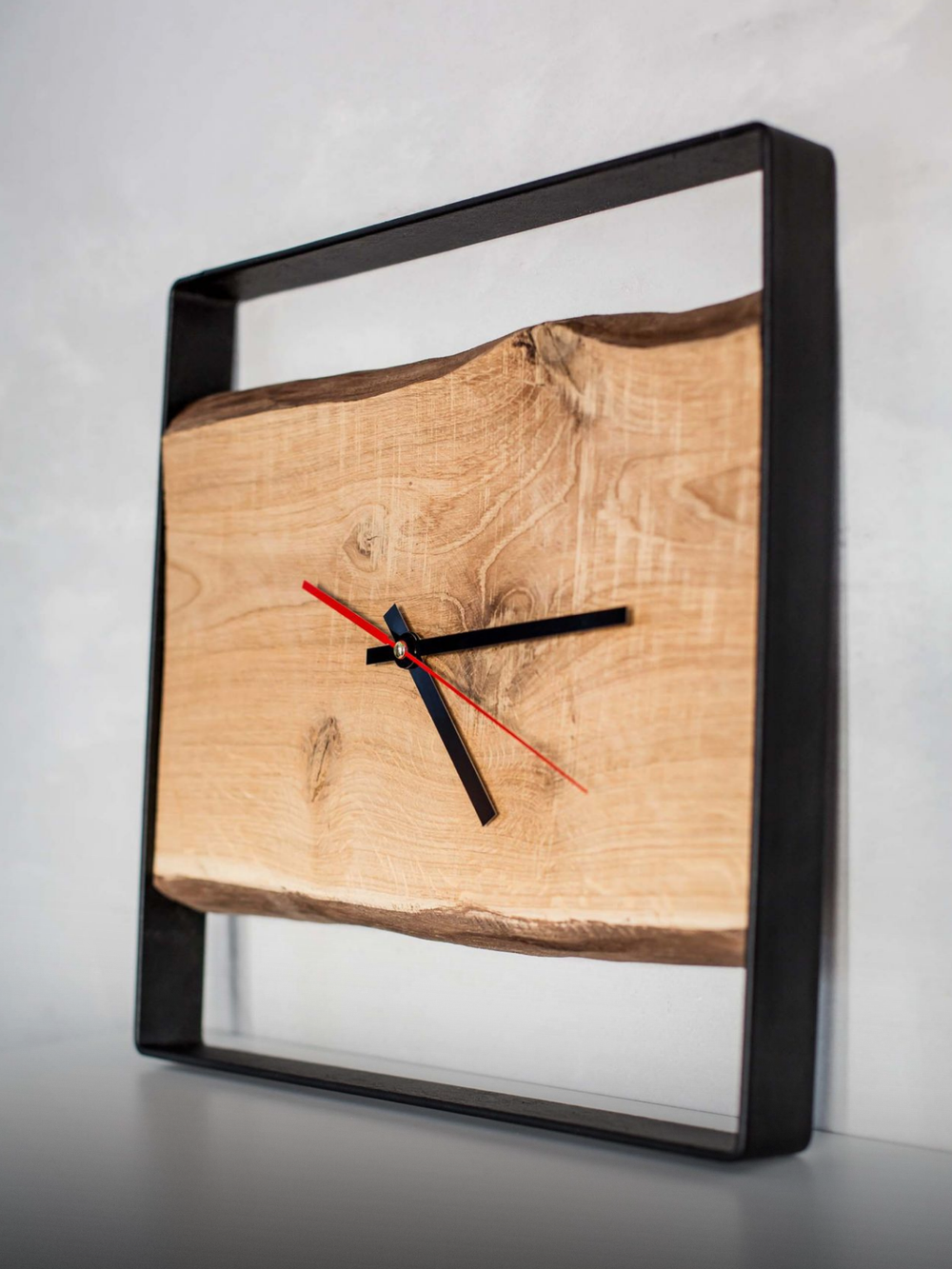 Quadratische Wanduhr aus Eiche