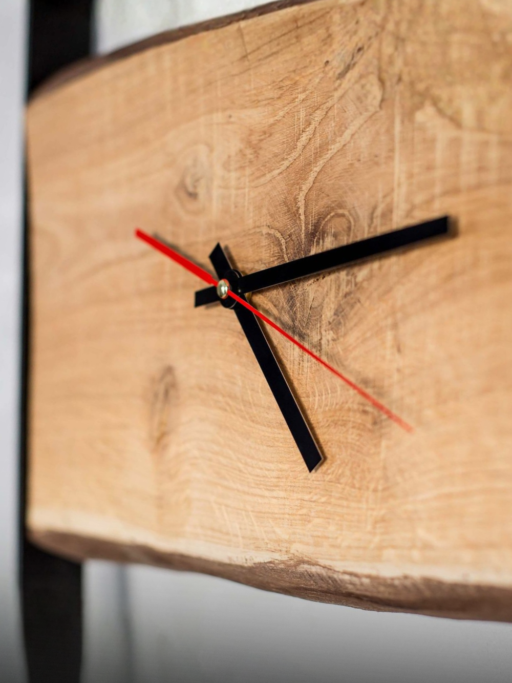 Quadratische Wanduhr aus Eiche