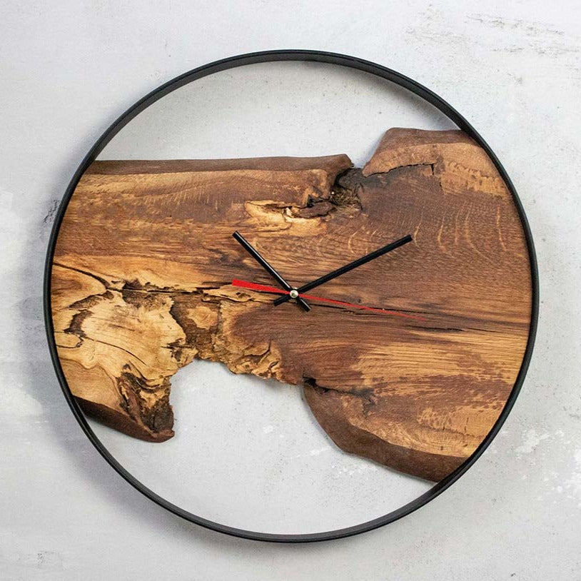 Wanduhr Artwork aus massiver Eiche