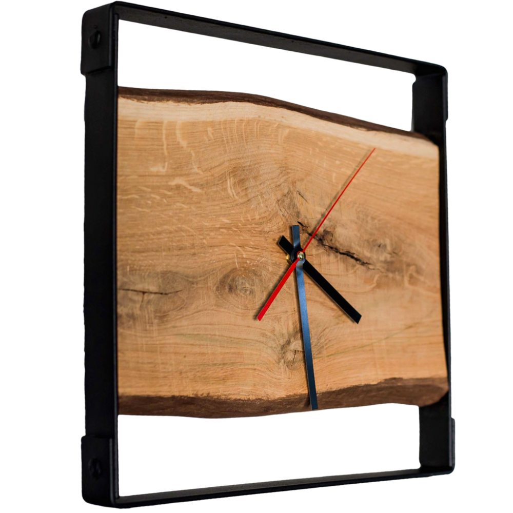 Quadratische Wanduhr aus Eiche mit Nuten