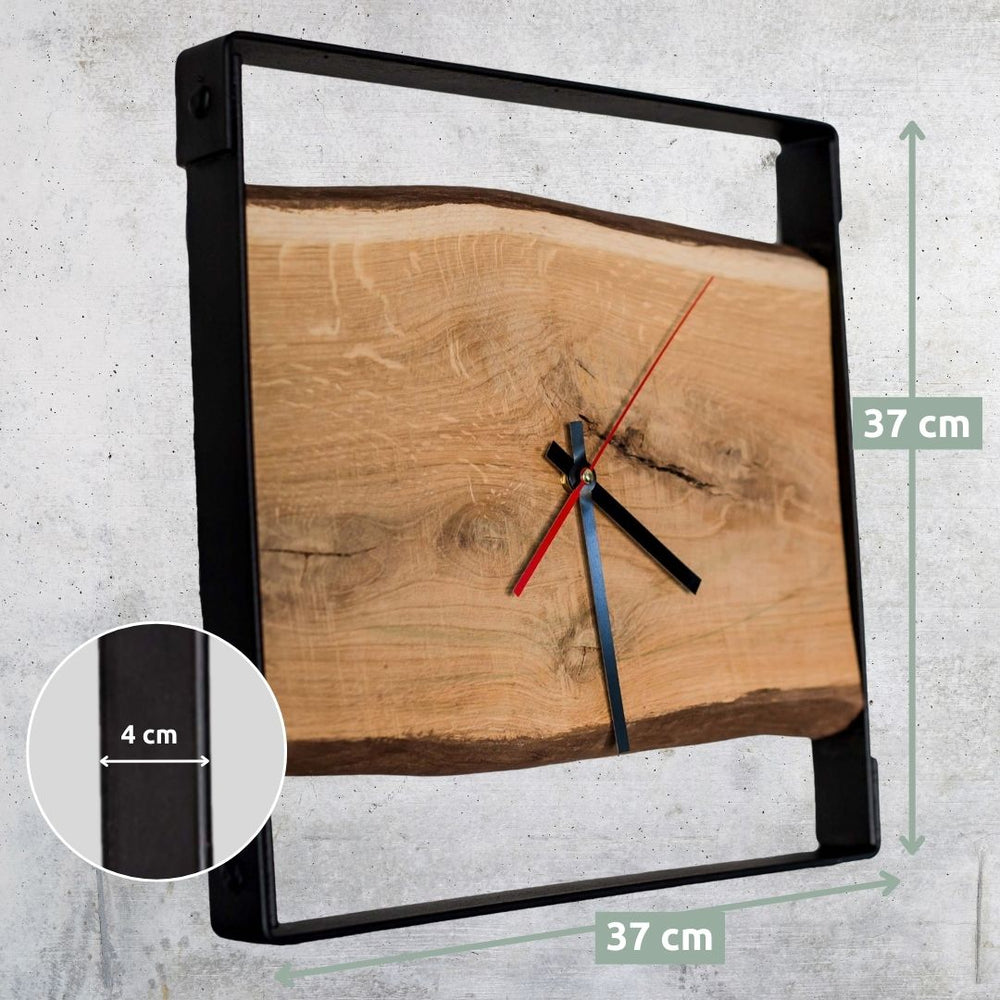 Quadratische Wanduhr aus Eiche mit Nuten