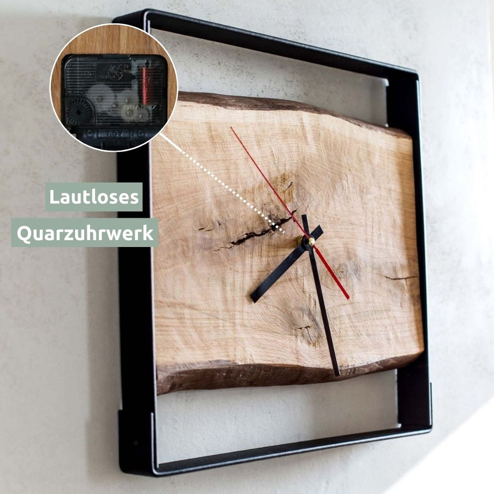 Quadratische Wanduhr aus Eiche mit Nuten