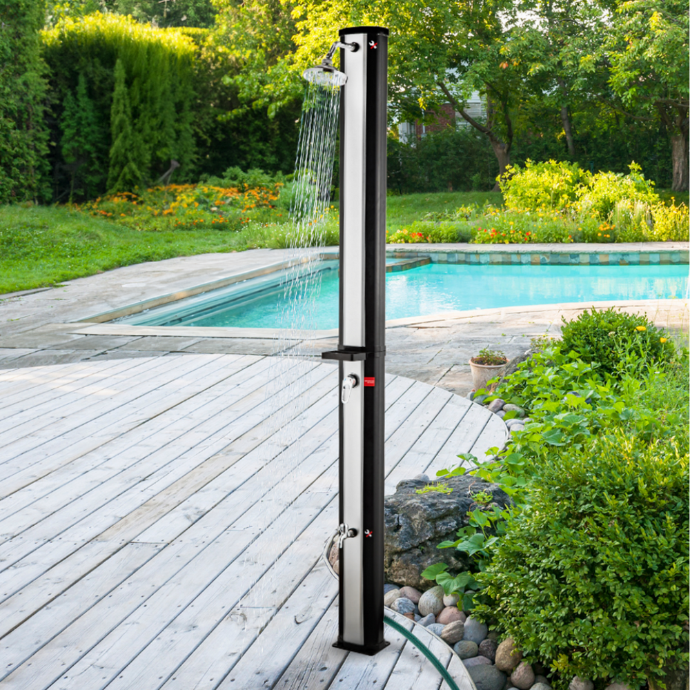 Solardusche im Garten mit Pool im Hintergrund